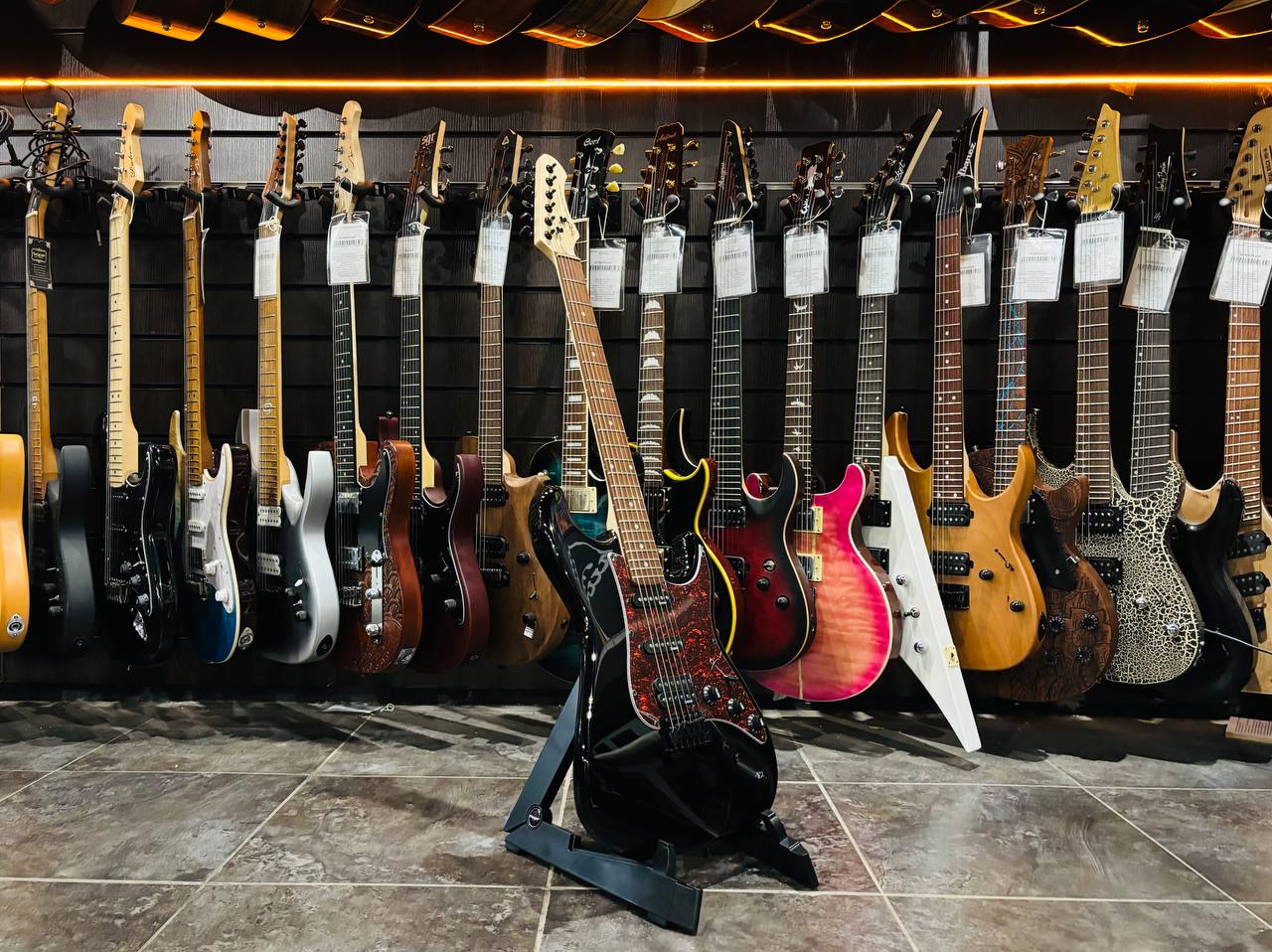 Электрогитара Sqoe Black Stratocaster HSS