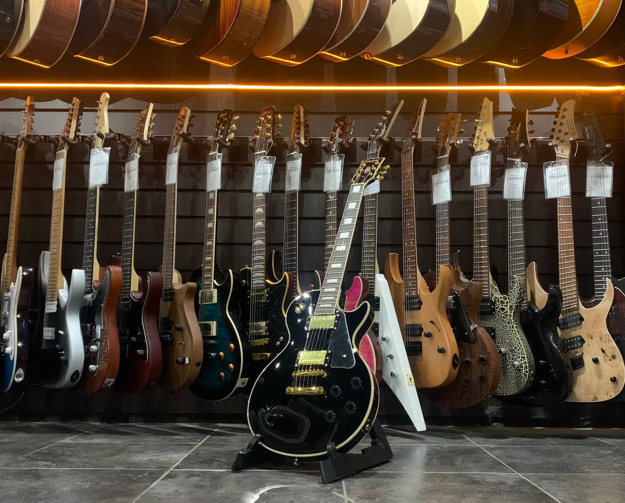 Электрогитара McCartney Les Paul Gold Black