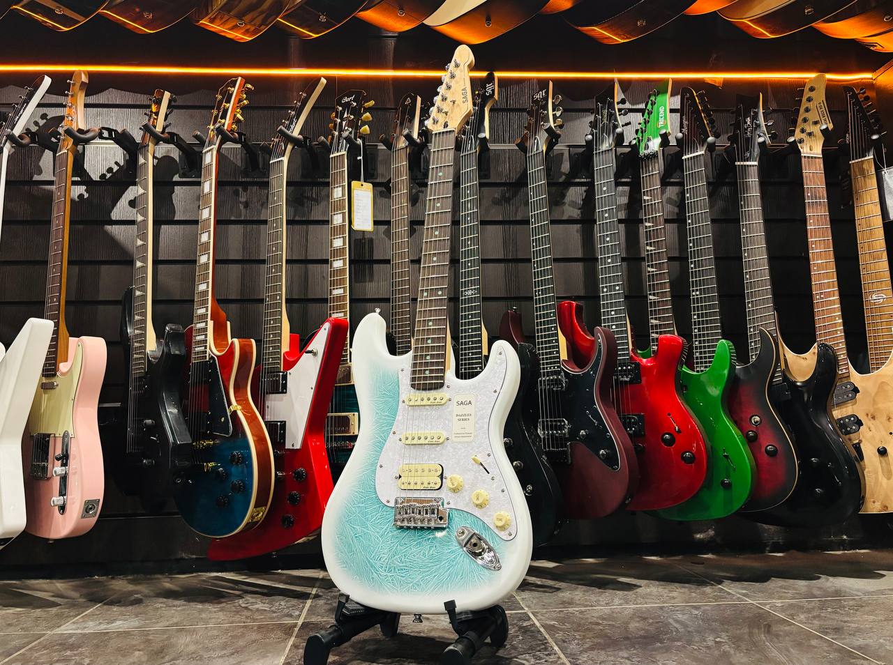 Электрогитара Premium Stratocaster Saga HSS
