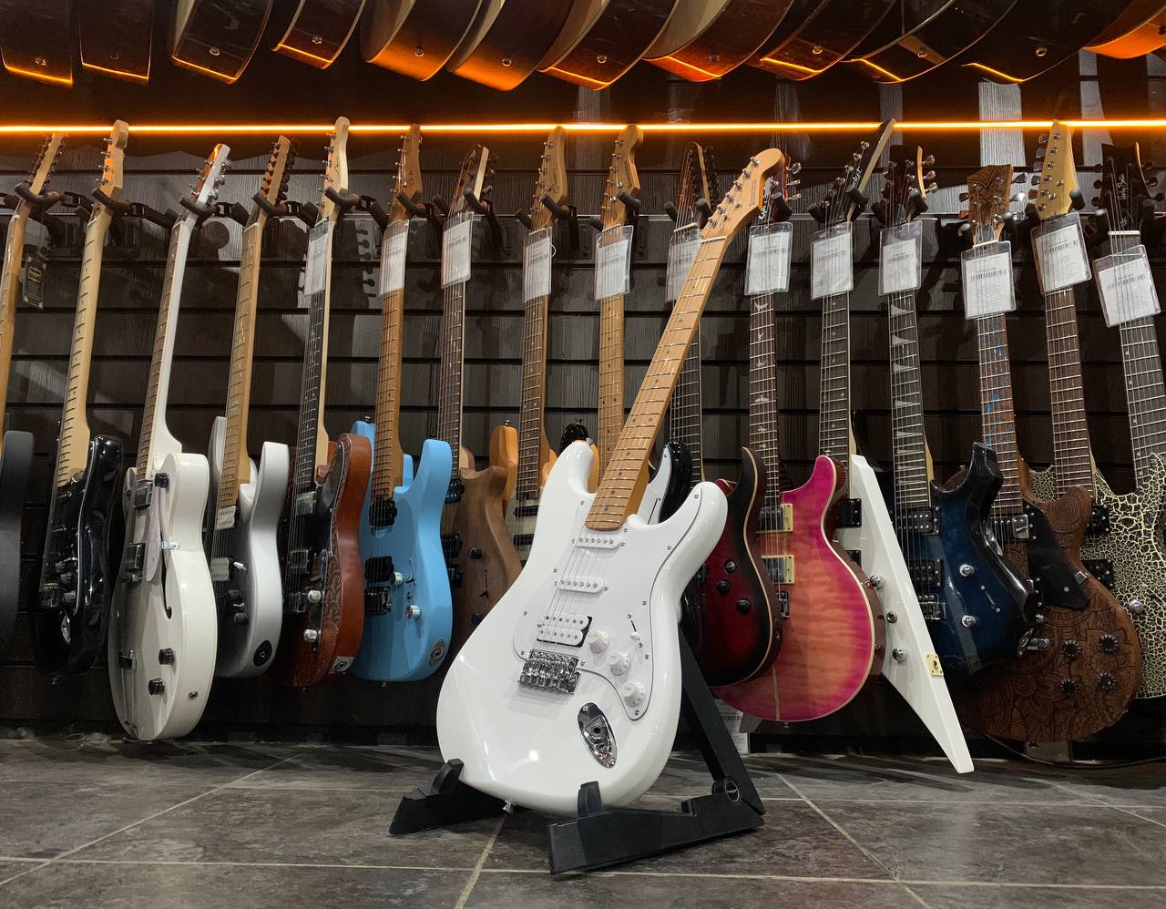 Электрогитара Stratocaster HSS WH