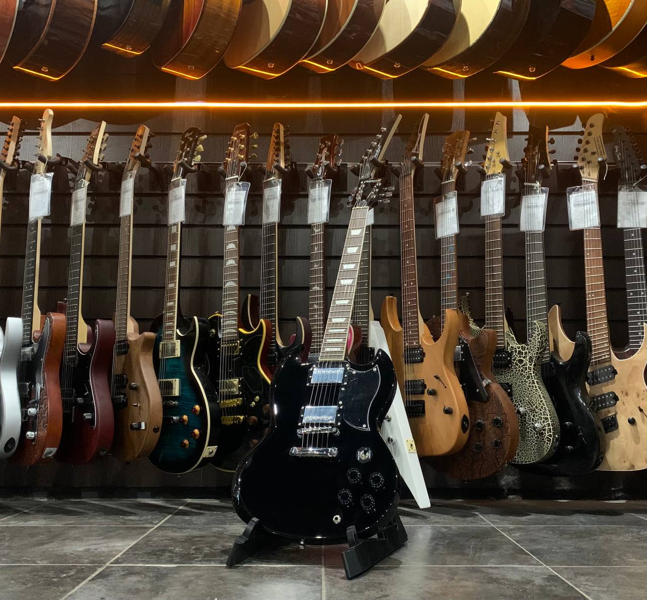 Электрогитара McCartney SG Venom