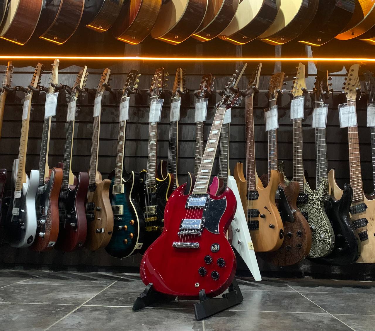 Электрогитара McCartney SG Cherry