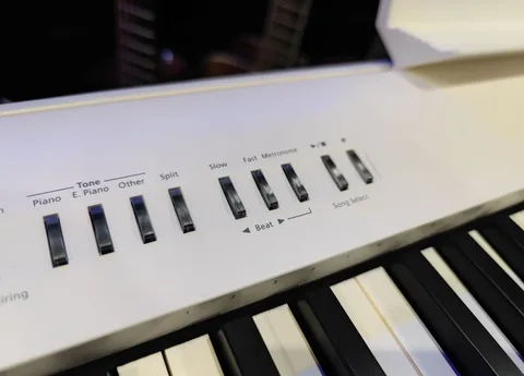 Белое Цифровое Пианино Roland FP-30X + Стойка