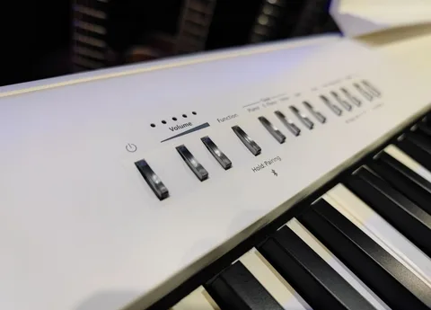 Белое Цифровое Пианино Roland FP-30X + Стойка