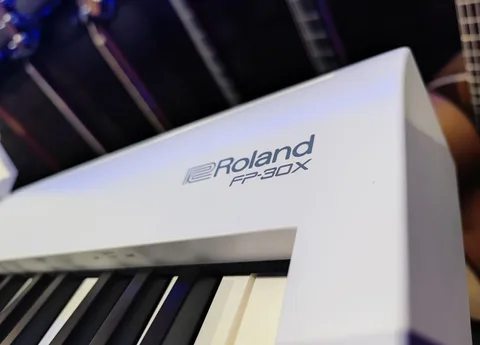 Белое Цифровое Пианино Roland FP-30X + Стойка