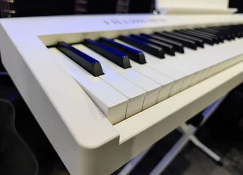 Белое Цифровое Пианино Roland FP-30X + Стойка