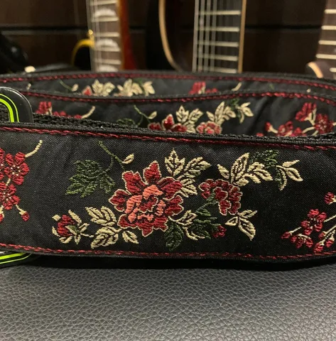 Ремень для Гитар Ernie Ball Red Rose