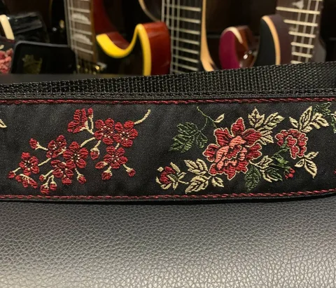 Ремень для Гитар Ernie Ball Red Rose