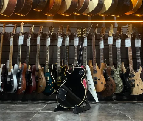 Электрогитара McCartney Les Paul Gold Black - изображение 2