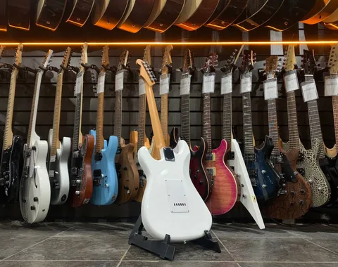 Электрогитара Stratocaster HSS WH - изображение 2