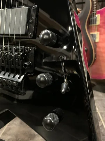 Электрогитара Explorer с Floyd Rose (активы) - изображение 8