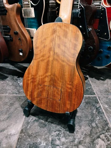 Бас Укулеле Olive EQ из Массива Красного Дерева (Струны Металл)