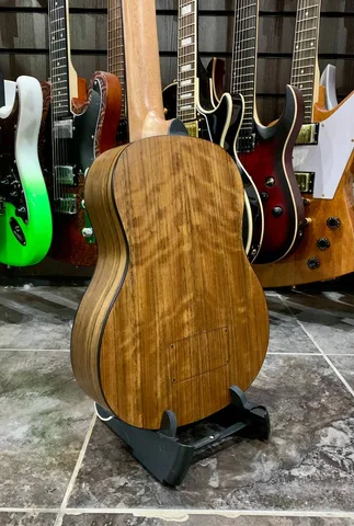 Бас Укулеле Olive EQ из Массива Красного Дерева (Струны Металл)