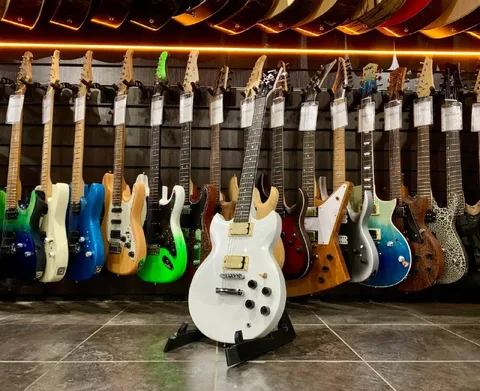 Электрогитара Yamaha SG-200 Custom Pearl White (Группа Кино)